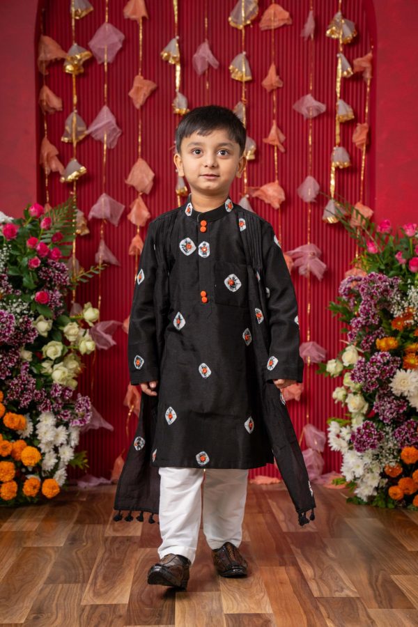 Black boys’ kurta with white and orange tie-dye, embroidered motifs, orange buttons, matching dupatta, and white pajama bottoms – Golden Muslin